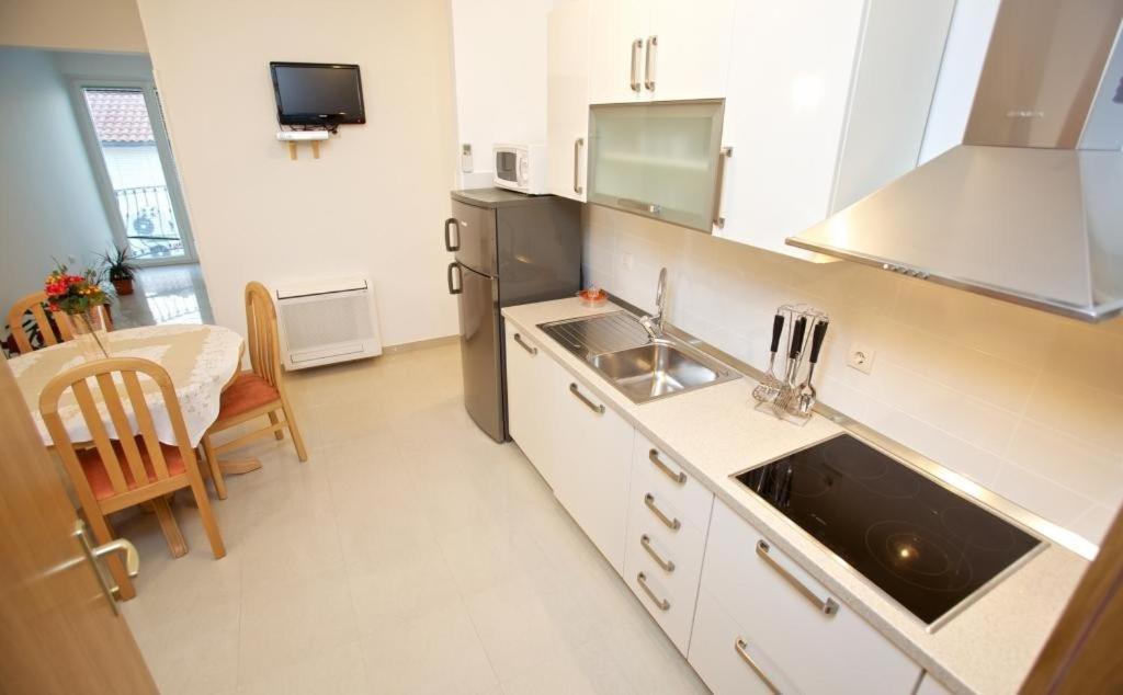 Apartments Grlica Sutivan Habitación foto